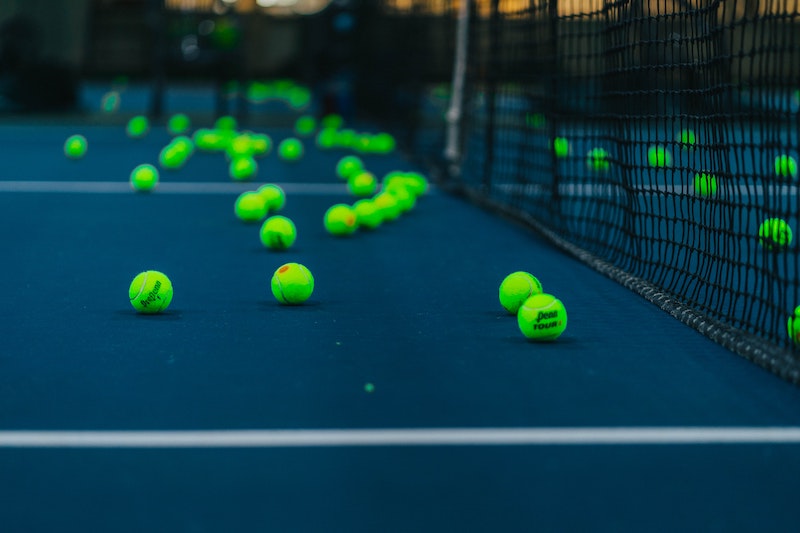 campo da padel blu con rete e palline