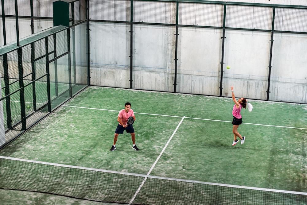 Padel indoor o outdoor? Come cambiare la tua strategia in base al campo